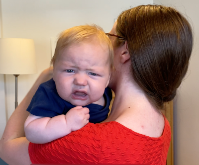 Frustreret baby med åben, nærmest ”firkantet”, mund 
